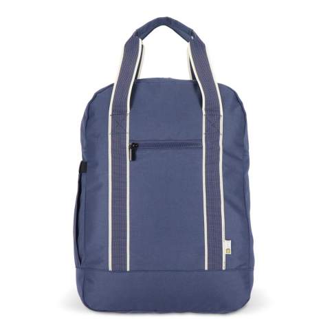 Dieser stylische und praktische Rucksack aus der InSideOut Koli-Serie ist die perfekte Wahl für alle, die viel unterwegs sind und Wert auf Funktionalität und Nachhaltigkeit legen. Hergestellt aus umweltfreundlichem rPET, einem recycelten Material, bietet der Koli Rucksack nicht nur ökologische Vorteile, sondern auch eine robuste und langlebige Qualität. Das geräumige Hauptfach enthält ein praktisches Laptopfach, während die Vorderseite mit einer Reißverschlusstasche und die Seite mit einer Stretch-Tasche für eine Flasche oder einen Regenschirm ausgestattet ist. Der robuste Reißverschluss sorgt dafür, dass Sie das Hauptfach leicht öffnen können und direkten Zugriff auf den Inhalt haben. Die Vordertasche ist ideal für Unternehmen, die ihr Logo oder ihren Firmennamen aufdrucken lassen möchten, was diese Tasche zu einer hervorragenden Werbelösung macht. Wenn Sie die Schultergurte in die Rückentasche stecken, können Sie den Rucksack leicht in eine Tasche umwandeln. Diese praktische Funktion in Kombination mit den robusten Griffen macht den Koli Rucksack nicht nur zu einem Rucksack, sondern auch zu einer praktischen Tasche.
