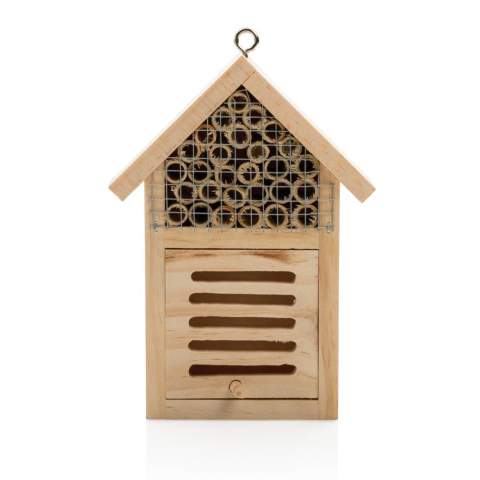 Insekten sind in der Natur unverzichtbar! Indem Sie dieses Insektenhotel platzieren, helfen Sie ihnen, ihre nützliche Arbeit von dort aus zu erledigen. Dieses kleine Insektenhotel wird einsame Bienen und Florfliegen beherbergen. Das Insektenhotel muss an einem sonnigen, wind- und regengeschützten Ort mindestens 50 cm vom Boden entfernt platziert werden. Die Vorderseite mit der Öffnung sollte auf der Sonnenseite zugewandt werden. Auf der Rückseite befindet sich ein Loch zum einfachen Aufhängen. Hergestellt aus Kiefernholz.