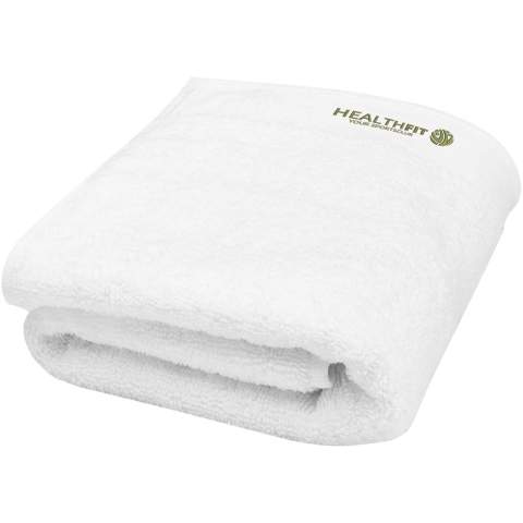 Cette serviette de haute qualité et durable de 550 g/m² propose une épaisseur agréable, un toucher soyeux et se révèle très douce sur la peau. Cet article est certifié STANDARD 100 by OEKO-TEX®. Cette certification garantit que le produit textile a été fabriqué à l'aide de procédés durables, dans des conditions de travail respectueuses de l'environnement et socialement responsables, et qu'il est exempt de produits chimiques ou de matières synthétiques nocives. Disponible dans plusieurs couleurs magnifiques pour parfaire la décoration de tout type de salle de bain, dans une maison ou un hôtel. La serviette est teinte avec un procédé de teinture sans eau qui réduit la demande en eau douce. Cela évite également la production de gros volumes d'eau polluée, caractéristiques des procédés de teinture à base d'eau. Dimensions de la serviette : 50 x 100 cm. Fabriquée en Europe. 