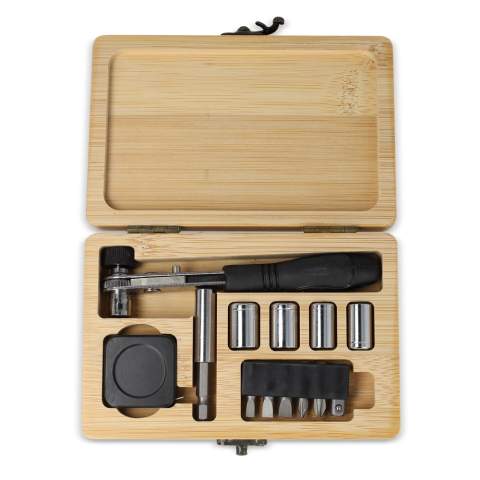 Ensemble d'outils pratiques de 13 pièces dans une boîte en bambou : 1 x clé à cliquet ; 1 x mètre ruban ; 4 x douilles 1/4 pouce ; 5 x embouts de tournevis 25mm ; 1 x ADP &amp; 1 x tournevis connecteur.