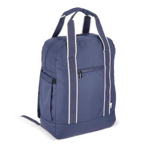 Dieser stylische und praktische Rucksack aus der InSideOut Koli-Serie ist die perfekte Wahl für alle, die viel unterwegs sind und Wert auf Funktionalität und Nachhaltigkeit legen. Hergestellt aus umweltfreundlichem rPET, einem recycelten Material, bietet der Koli Rucksack nicht nur ökologische Vorteile, sondern auch eine robuste und langlebige Qualität. Das geräumige Hauptfach enthält ein praktisches Laptopfach, während die Vorderseite mit einer Reißverschlusstasche und die Seite mit einer Stretch-Tasche für eine Flasche oder einen Regenschirm ausgestattet ist. Der robuste Reißverschluss sorgt dafür, dass Sie das Hauptfach leicht öffnen können und direkten Zugriff auf den Inhalt haben. Die Vordertasche ist ideal für Unternehmen, die ihr Logo oder ihren Firmennamen aufdrucken lassen möchten, was diese Tasche zu einer hervorragenden Werbelösung macht. Wenn Sie die Schultergurte in die Rückentasche stecken, können Sie den Rucksack leicht in eine Tasche umwandeln. Diese praktische Funktion in Kombination mit den robusten Griffen macht den Koli Rucksack nicht nur zu einem Rucksack, sondern auch zu einer praktischen Tasche.
