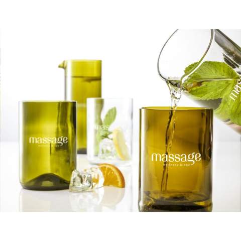 Ein Design Trinkglas hergestellt aus einer recycelten Weinflasche. Ein einzigartiges Glas der Marke Rebottled®, in dem man die Original-Weinflasche sofort erkennt. Das Glas liegt gut in der Hand und hat eine glatte Oberfläche. Von hoher Qualität und geeignet für Wasser, Softdrinks oder Cocktails. Spülmaschinengeeignet bis 60°C. Um den Aufdruck zu erhalten, wird Waschen von Hand empfohlen. Pro Stück in einer originellen Geschenkbox aus recyceltem FSC®-zertifiziertem Karton geliefert. Niederländisches Design. Made in Holland. Fassungsvermögen ca. 400 ml. Aufdruck nur in schwarz oder weiß möglich.     Rebottled® ist eine Marke, die leere Weinflaschen zu 100% kreisförmige Designobjekte upcycelt.