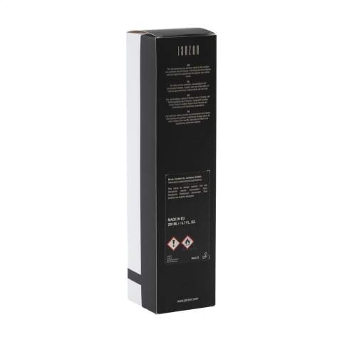 Bâtonnets parfumés de la marque Janzen, au parfum Black 22. Grâce au bois spécial utilisé pour les bâtonnets, votre parfum préféré se répand dans toute la maison. Convient à toutes les pièces de la maison – de la chambre aux toilettes, du bureau à la cuisine. Le nombre de bâtonnets vous permet de déterminer l’intensité du parfum.                                                        Un parfum à la fois frais et chaud, en équilibre entre la légèreté et l’intensité, le féminin et le masculin. Black 22 est un riche bouquet comprenant de la bergamote et des épices, des écorces tropicales et des fèves tonka sucrées – également connues sous le nom de « fruit défendu ». Ce flacon en verre est rempli de 200 ml d'huile de parfum et est livré avec bâtonnets. Emballé par set dans un coffret cadeau. Emballé par set.