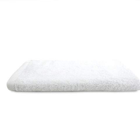This luxurious guest towel, measuring 30 x 50 cm, is ideal for drying hands. The softness ensures that the guest towel is very user-friendly and thanks to the combed cotton, this guest towel dries quickly. Drying has never been so nice! The grammage of 675 gr/m2 ensures that the guest towel is extra absorbent and feels very soft. The grammage indicates that the guest towel is of very high quality, which is reflected in the ultimate softness. The hotel line of The One Towelling® is produced in such a way that it can be washed frequently, making the hotel towels extremely popular for both hotels and laundries.