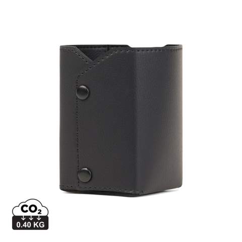 Rüsten Sie Ihren Arbeitsbereich mit dem Timo-Stifthalter auf und erleben Sie die perfekte Mischung aus Funktionalität und Raffinesse. Sorgfältig aus RCS-zertifiziertem Polyester gefertigt. Mit Druckknöpfen an jeder Ecke. Wenn die Ecken zusammengeknöpft werden, verwandelt er sich in einen praktischen Halter. Mit den Maßen L: 7 cm x B: 7 cm x H: 10 cm im aufgefalteten Zustand ist er perfekt, um Ihre Schreibtischutensilien zu organisieren. Die detaillierten Nähte an den Kanten verleihen ihm einen Hauch von Raffinesse. Die RCS (Recycled Claim Standard) Zertifizierung garantiert die, dass die gesamte Lieferkette der recycelten Materialien zertifiziert ist. Der Gesamtanteil an recyceltem Material basiert auf dem Gesamtgewicht des Produkts. Dieses Produkt enthält 33% RCS-zertifiziert recyceltes Polyester