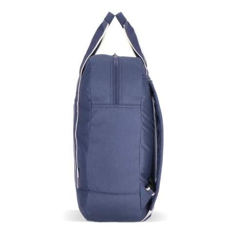 Dieser stylische und praktische Rucksack aus der InSideOut Koli-Serie ist die perfekte Wahl für alle, die viel unterwegs sind und Wert auf Funktionalität und Nachhaltigkeit legen. Hergestellt aus umweltfreundlichem rPET, einem recycelten Material, bietet der Koli Rucksack nicht nur ökologische Vorteile, sondern auch eine robuste und langlebige Qualität. Das geräumige Hauptfach enthält ein praktisches Laptopfach, während die Vorderseite mit einer Reißverschlusstasche und die Seite mit einer Stretch-Tasche für eine Flasche oder einen Regenschirm ausgestattet ist. Der robuste Reißverschluss sorgt dafür, dass Sie das Hauptfach leicht öffnen können und direkten Zugriff auf den Inhalt haben. Die Vordertasche ist ideal für Unternehmen, die ihr Logo oder ihren Firmennamen aufdrucken lassen möchten, was diese Tasche zu einer hervorragenden Werbelösung macht. Wenn Sie die Schultergurte in die Rückentasche stecken, können Sie den Rucksack leicht in eine Tasche umwandeln. Diese praktische Funktion in Kombination mit den robusten Griffen macht den Koli Rucksack nicht nur zu einem Rucksack, sondern auch zu einer praktischen Tasche.
