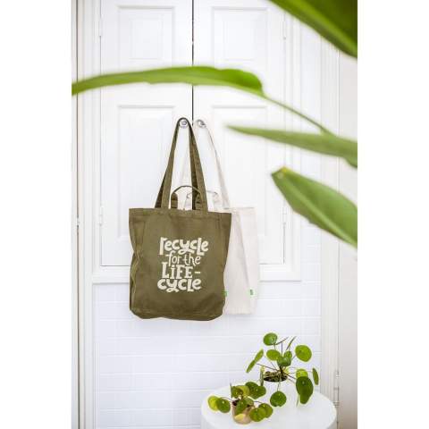 WoW! Sac à provision robuste en toile 100% coton biologique tissé (280 g/m²). Ce sac a des anses courtes et longues et peut ainsi être porté de plusieurs manières. Ce sac a aussi un petit compartiment de rangement à l'intérieur. Idéal pour remplacer les sacs en plastique à usage unique. Certifié GOTS. Capacité env. 19 litres.