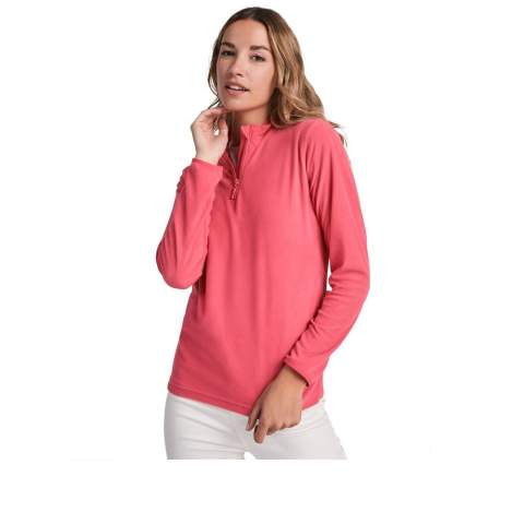 Micropolaire avec demi-fermeture zippée au niveau du cou et du menton. Poignets avec bordure élastique assortie. Coupe slim. Étiquette détachable. Le mannequin mesure 179 cm et porte la taille S.