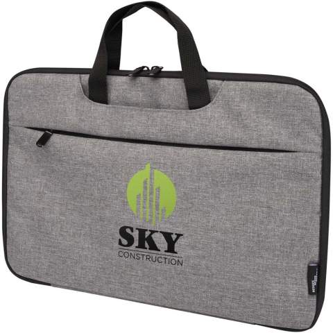 La sacoche pour ordinateur portable 2 en 1 Libra est parfaite pour les déplacements quotidiens ou les voyages en raison de ses fonctionnalités et de son design bien pensés. Elle est fabriquée à partir de polyester recyclé certifié GRS et d'une doublure en RPET. Elle est dotée d'un compartiment principal zippé qui peut s'ouvrir à 180 degrés pour faciliter les contrôles de sécurité. La sacoche comprend également une housse pour ordinateur portable 14" protégée en néoprène de qualité d'un côté, 2 poches en maille filet de l'autre côté, une poche avant zippée, une sangle pour trolley à l'arrière et deux poches ouvertes pour un rangement supplémentaire où vous pouvez également ranger facilement les poignées en sangle, la transformant en housse pour ordinateur portable.