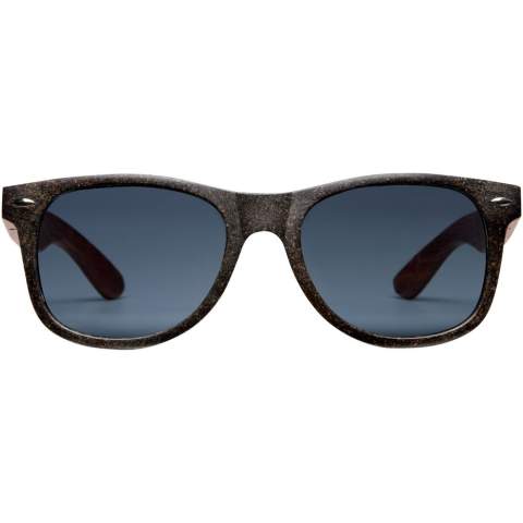 Ces lunettes de soleil rétro sont le cadeau idéal pour les festivals d’été, événements ou autres activités en extérieur par temps ensoleillé. Le cadre est fabriqué à partir d’un mélange de plastique et de fibres de café, ce qui réduit l’utilisation de plastiques vierges. Les branches légères et confortables sont également fabriquées à partir de fibres de café provenant de sources durables, respectueuses de l’environnement et socialement responsables. Ces lunettes sont conformes à la norme EN ISO 12312-1 et sont dotées de verres UV400 classés dans la catégorie 3, ce qui en fait le choix idéal pour une protection contre les rayons du soleil.
