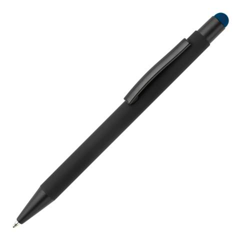Eleganter Metall Kugelschreiber mit schwarzen Besätzen. Der Kugelschreiber wird gelasert und das Logo erscheint in der Farbe des Stylus Tip. Schriftfarbe: blau. 