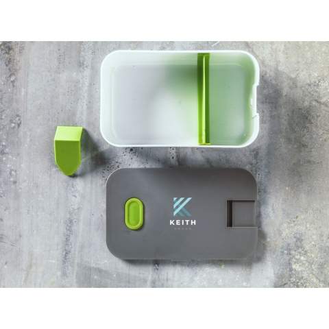 Luxuriöse Lunchbox aus hochwertigem Kunststoffmaterial. Der Deckel hat einen Silikon-Dichtungsring, eine Lüftungsöffnung und einen zusätzlichen Schnappverschlusses. Mit abnehmbarem Trennwand. Diese Box ist für den Kühlschrank geeignet und kann daher auch als Frischhaltebox verwendet werden. Nicht spülmaschinengeeignet.