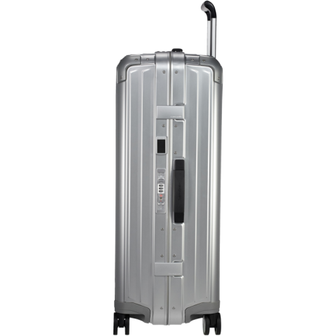 De Lite-Box Alu™ koffers zullen al jouw verwachtingen overstijgen, en dit zowel op vlak van design als op vlak van functionaliteit. Deze premium koffers zijn gemaakt uit duurzaam geanodiseerd aluminium en extra verstevigd aan de hoeken. Jouw spullen zitten gegarandeerd veilig dankzij de geïntegreerde TSA combinatiesloten. De Lite-Box Alu™ straalt puur vakmanschap uit en dat weerspiegelt zich ook in de superieure features. Zo zorgen de stille dubbele wielen en de lange dubbele trekstang voor een optimaal rijcomfort. Met de personalisatie tag geef je jouw koffer direct een persoonlijke touch.<br /><br />De binnenkant van jouw Lite-Box Alu™ koffer kan je naar behoefte organiseren. Beide compartimenten zijn voorzien van inpakriemen en een verwijderbaar tussenschot, zodat je jouw spullen zorgvuldig kan inpakken. Jouw kleinere travel essentials, kan je kwijt in de vele ritsvakken, allen voorzien van een zachte kwalitatieve voering. Aluminium materiaal kan onderhevig zijn aan krassen en deuken, wat je bagage karakter zal geven tijdens jouw reizen. Reisherinneringen vervagen nooit. Op deze collectie geeft Samsonite maar liefst 10 jaar wereldwijde (beperkte) garantie.<br /><br />Personalisatie is mogelijk door middel van een gravering of een gepersonaliseerde tag.