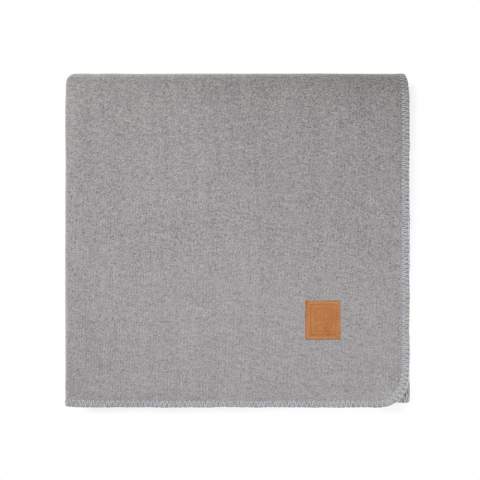 Fabriquée en polyester GRS, cette couverture bicolore avec une couleur de chaque côté offre une douceur exceptionnelle. Détails élégants de points de languette et d'écussons en PU. Une couverture qui ajoute une touche d'élégance à tout espace. Mesurant 130x170 cm, elle est parfaite pour se réchauffer lors des nuits fraîches. Certifiée par GRS (Global Recycled Standard), la certification GRS garantit que l'ensemble de la chaîne d'approvisionnement des matériaux recyclés est certifiée. Le contenu recyclé total est basé sur le poids total du produit. Ce produit contient 100 % de polyester recyclé certifié GRS. OEKO-TEX® STANDARD 100. 23.HCN.62731 Hohenstein HTTI.