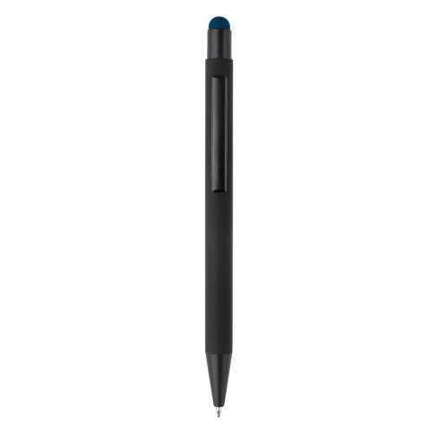 Eleganter Metall Kugelschreiber mit schwarzen Besätzen. Der Kugelschreiber wird gelasert und das Logo erscheint in der Farbe des Stylus Tip. Schriftfarbe: blau. 