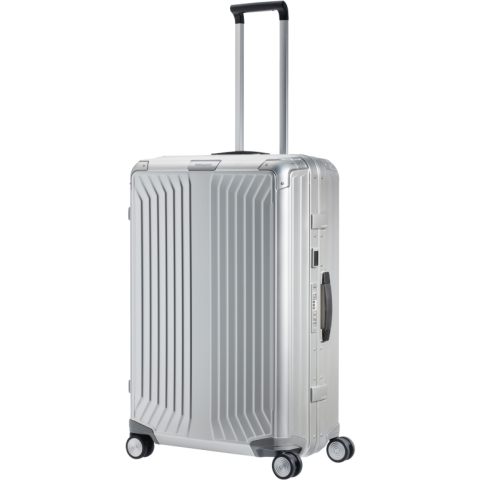 De Lite-Box Alu™ koffers zullen al jouw verwachtingen overstijgen, en dit zowel op vlak van design als op vlak van functionaliteit. Deze premium koffers zijn gemaakt uit duurzaam geanodiseerd aluminium en extra verstevigd aan de hoeken. Jouw spullen zitten gegarandeerd veilig dankzij de geïntegreerde TSA combinatiesloten. De Lite-Box Alu™ straalt puur vakmanschap uit en dat weerspiegelt zich ook in de superieure features. Zo zorgen de stille dubbele wielen en de lange dubbele trekstang voor een optimaal rijcomfort. Met de personalisatie tag geef je jouw koffer direct een persoonlijke touch.<br /><br />De binnenkant van jouw Lite-Box Alu™ koffer kan je naar behoefte organiseren. Beide compartimenten zijn voorzien van inpakriemen en een verwijderbaar tussenschot, zodat je jouw spullen zorgvuldig kan inpakken. Jouw kleinere travel essentials, kan je kwijt in de vele ritsvakken, allen voorzien van een zachte kwalitatieve voering. Aluminium materiaal kan onderhevig zijn aan krassen en deuken, wat je bagage karakter zal geven tijdens jouw reizen. Reisherinneringen vervagen nooit. Op deze collectie geeft Samsonite maar liefst 10 jaar wereldwijde (beperkte) garantie.<br /><br />Personalisatie is mogelijk door middel van een gravering of een gepersonaliseerde tag.