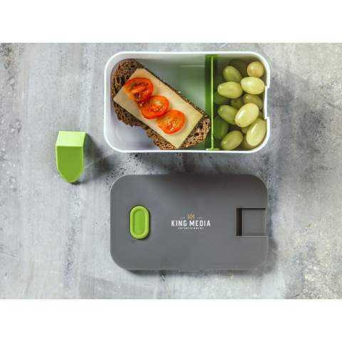 Luxuriöse Lunchbox aus hochwertigem Kunststoffmaterial. Der Deckel hat einen Silikon-Dichtungsring, eine Lüftungsöffnung und einen zusätzlichen Schnappverschlusses. Mit abnehmbarem Trennwand. Diese Box ist für den Kühlschrank geeignet und kann daher auch als Frischhaltebox verwendet werden. Nicht spülmaschinengeeignet.