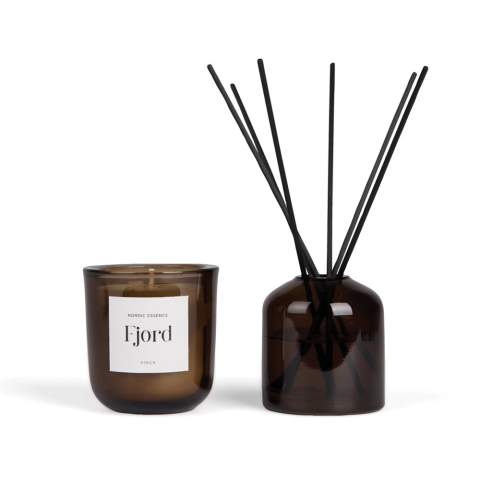 Découvrez l'essence du paysage nordique avec cet ensemble de bougies et de diffuseurs. Un cadeau élégant pour tous les sens, avec une fragrance soigneusement élaborée en s'inspirant des montagnes nordiques. Créez une atmosphère apaisante au bureau ou à la maison. La bougie est composée à 100 % de cire de soja et a une durée de combustion d'environ 20 heures. Une fois la bougie consumée, le récipient en verre peut être réutilisé comme porte-bougie chauffe-plat ou pour de petits objets de consommation courante. Les bâtonnets diffuseurs peuvent être utilisés de préférence deux par deux.