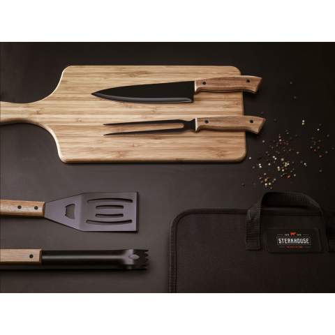 4-piece barbecue set: spatula, fork, knife and meat tongs. The stainless steel has a beautiful, black coating and the accessories have handles made of acacia wood. This chic set comes in a 600D nylon pouch.