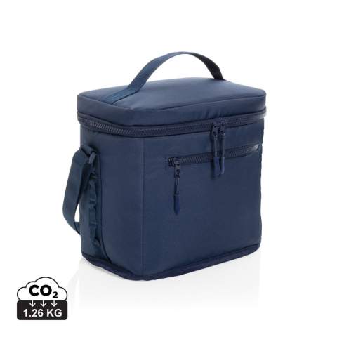 Le sac isotherme Sonny en rPET Aware™ est le mélange parfait de la fonction et du style, ce qui le rend idéal pour toute aventure en plein air. Fabriqué en matériau 100 % rPET avec une doublure PEVA, ce sac isotherme est conçu pour garder vos aliments et boissons au frais. Il est doté d'une solide poignée en sangle sur le dessus et d'une bandoulière réglable de 110 cm pour faciliter le transport. Le côté gauche est équipé de boucles en sangle pour attacher de petits accessoires, tandis que le côté droit comprend un porte-boisson pratique en filet. Doté d'une poche frontale zippée et d'un compartiment principal spacieux doublé de PEVA gris argenté, ce sac isotherme garantit que vos objets essentiels restent organisés et au frais. Les fermetures à zip, les poches et les tirettes sont rehaussées de couleurs complémentaires pour plus de style. Fabriqué en polyester recyclé avec le traceur AWARE™. 2 % des recettes de chaque produit vendu avec AWARE™ seront reversés à Water.org. Sans PVC.<br /><br />PVC free: true