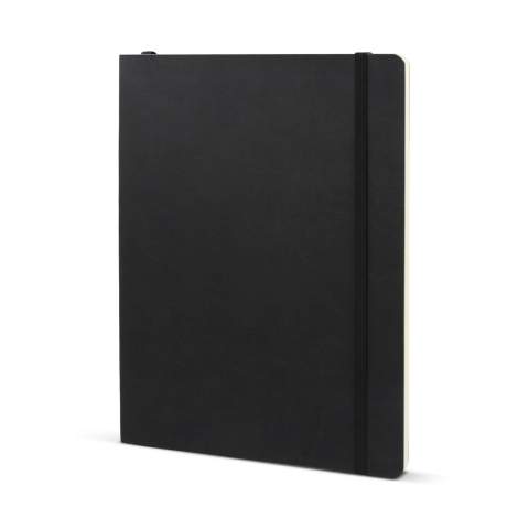 Voici notre carnet Maxi Soft Cover, un mélange parfait d'élégance et de fonctionnalité. Avec ses luxueuses pages lignées de couleur crème, écrire devient un plaisir. Le ruban intégré vous permet de ne jamais perdre votre place, tandis que l'élastique assure la sécurité de vos pensées.