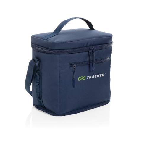 Le sac isotherme Sonny en rPET Aware™ est le mélange parfait de la fonction et du style, ce qui le rend idéal pour toute aventure en plein air. Fabriqué en matériau 100 % rPET avec une doublure PEVA, ce sac isotherme est conçu pour garder vos aliments et boissons au frais. Il est doté d'une solide poignée en sangle sur le dessus et d'une bandoulière réglable de 110 cm pour faciliter le transport. Le côté gauche est équipé de boucles en sangle pour attacher de petits accessoires, tandis que le côté droit comprend un porte-boisson pratique en filet. Doté d'une poche frontale zippée et d'un compartiment principal spacieux doublé de PEVA gris argenté, ce sac isotherme garantit que vos objets essentiels restent organisés et au frais. Les fermetures à zip, les poches et les tirettes sont rehaussées de couleurs complémentaires pour plus de style. Fabriqué en polyester recyclé avec le traceur AWARE™. 2 % des recettes de chaque produit vendu avec AWARE™ seront reversés à Water.org. Sans PVC.<br /><br />PVC free: true