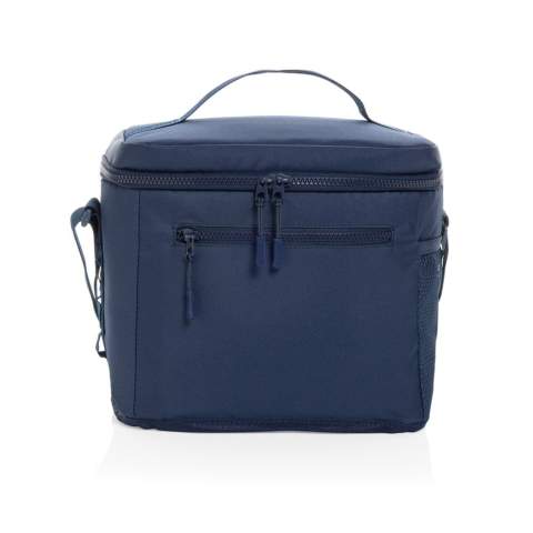 Le sac isotherme Sonny en rPET Aware™ est le mélange parfait de la fonction et du style, ce qui le rend idéal pour toute aventure en plein air. Fabriqué en matériau 100 % rPET avec une doublure PEVA, ce sac isotherme est conçu pour garder vos aliments et boissons au frais. Il est doté d'une solide poignée en sangle sur le dessus et d'une bandoulière réglable de 110 cm pour faciliter le transport. Le côté gauche est équipé de boucles en sangle pour attacher de petits accessoires, tandis que le côté droit comprend un porte-boisson pratique en filet. Doté d'une poche frontale zippée et d'un compartiment principal spacieux doublé de PEVA gris argenté, ce sac isotherme garantit que vos objets essentiels restent organisés et au frais. Les fermetures à zip, les poches et les tirettes sont rehaussées de couleurs complémentaires pour plus de style. Fabriqué en polyester recyclé avec le traceur AWARE™. 2 % des recettes de chaque produit vendu avec AWARE™ seront reversés à Water.org. Sans PVC.<br /><br />PVC free: true