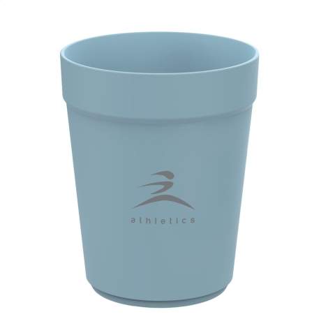 Wiederverwendbarer, stapelbarer Becher mit Deckel der Marke Circulware. Dieser Becher ist aus hochwertigem Kunststoff hergestellt und kann bis zu 500 Mal verwendet werden. Der stapelbare Deckel besteht zu 100% aus recycelbarem Kunststoff und schließt perfekt. Dies macht ihn zu einem idealen Becher für unterwegs. Geeignet für einen heißen Kaffee oder ein erfrischendes Getränk. Eine großartige Alternative zum Einwegbecher. Der Becher ist leicht, einfach zu reinigen und stapelbar, also platzsparend. BPA-frei und für Lebensmittel zugelassen.  Spülmaschinengeeignet und mikrowellengeeignet. 100% recycelbar. Damit leistet dieser Becher einen Beitrag zur Kreislaufwirtschaft. Niederländisches Design. Made in Holland. Fassungsvermögen: 300 ml.