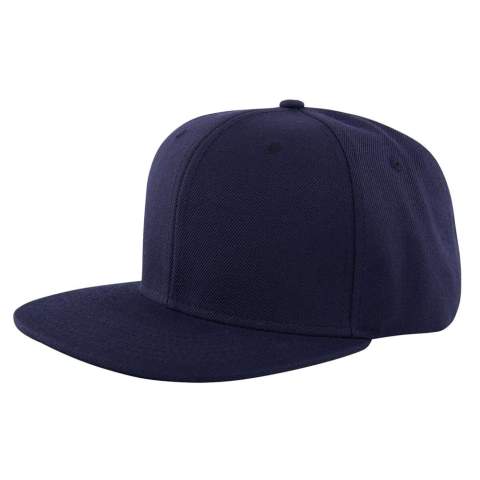 Je outfit is pas echt af met deze stoere, high profile cap uit onze retail lijn. De cap heeft zes panelen, een platte klep en een hoge pasvorm. Maak de street-look compleet met een kleurrijke transfer of borduring op de voorzijde. 