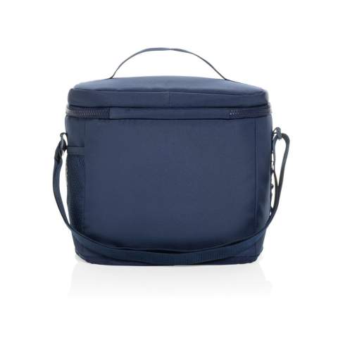 Le sac isotherme Sonny en rPET Aware™ est le mélange parfait de la fonction et du style, ce qui le rend idéal pour toute aventure en plein air. Fabriqué en matériau 100 % rPET avec une doublure PEVA, ce sac isotherme est conçu pour garder vos aliments et boissons au frais. Il est doté d'une solide poignée en sangle sur le dessus et d'une bandoulière réglable de 110 cm pour faciliter le transport. Le côté gauche est équipé de boucles en sangle pour attacher de petits accessoires, tandis que le côté droit comprend un porte-boisson pratique en filet. Doté d'une poche frontale zippée et d'un compartiment principal spacieux doublé de PEVA gris argenté, ce sac isotherme garantit que vos objets essentiels restent organisés et au frais. Les fermetures à zip, les poches et les tirettes sont rehaussées de couleurs complémentaires pour plus de style. Fabriqué en polyester recyclé avec le traceur AWARE™. 2 % des recettes de chaque produit vendu avec AWARE™ seront reversés à Water.org. Sans PVC.<br /><br />PVC free: true