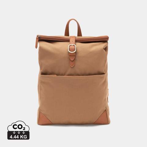 Eleganter Rucksack aus 39% verifiziert recyceltem Polyester. Der klassische Rucksack in einem Stil, den jeder lieben wird hat im Inneren ein gepolstertes Laptop-Fach, das Ihren Computer vor kleinen Stößen schützt. Hergestellt aus RCS-zertifizierten (Recycled Claim Standard) recycelten Materialien. Die RCS-Zertifizierung gewährleistet eine vollständig zertifizierte Lieferkette für die recycelten Materialien. Der Gesamtanteil an recyceltem Material basiert auf dem Gesamtgewicht des Produkts. Geeignet für Computer mit einer Gesamtgröße von 17 Zoll. Bitte beachten Sie, dass die Bildschirmmaße nicht mit den Maßen des gesamten Computers übereinstimmen.