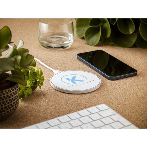 Chargeur sans fil de 10 W. Le boîtier est fabriqué à partir de plastique ABS recyclé. Compatible avec tous les dispositifs mobiles prenant en charge le chargement sans fil QI (dernière génération Android et iPhone 8 ou supérieur). Entrée : 9 V / 1,1 A. Sortie sans fil : 9 V / 1.1 A 10 W. Inclus : un câble de charge USB-C vers USB-C et un mode d'emploi. Ce produit et ses accessoires sont fabriqués sans PVC. Certifié RCS. Matière recyclée totale : 20%. Par pièce dans une boîte.