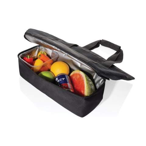 Le tote bag 2 en 1 Iqlo en rPET Aware™est la combinaison parfaite entre commodité et durabilité. Fabriqué en matériaux rPET 100 % recyclé avec une doublure PEVA durable, cet élégant fourre-tout noir est conçu pour un usage quotidien. Son compartiment spacieux à fermeture à zip est doublé d'un tissu en maille respirante. Doté de deux solides poignées en sangle avec fermeture velcro pour plus de confort, ce fourre-tout comprend également un compartiment isotherme séparé avec doublure PEVA gris argenté, parfait pour conserver les aliments au frais. Idéal pour les courses, les pique-niques ou les sorties à la plage, le compartiment isotherme est spécialement conçu pour stocker des aliments compartimentés, afin de garder vos articles organisés et frais. Fabriquée à partir de polyester recyclé intégrant le traceur AWARE™. 2 % des recettes de chaque produit vendu avec AWARE™ seront reversés à Water.org. Sans PVC.<br /><br />PVC free: true