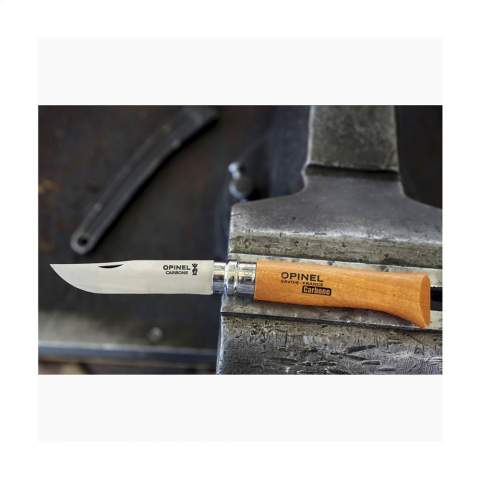 Couteau de poche conçu par Opinel. La lame de ce couteau est en acier au carbone non inoxydable avec une excellente capacité de coupe. Le manche est en bois de hêtre, recouvert d'une couche de vernis de protection contre l'humidité et la saleté. 95% du bois provient d'entreprises françaises gérées durablement. Lorsqu'il est ouvert, le couteau a une longueur de 19 cm et est sécurisé par un système de verrouillage Virobloc®. Ce couteau est idéal pour les pique-niques, les barbecues, la pêche ou le repérage. Un couteau de poche de tous les jours qui peut être utilisé pour un large éventail de tâches. Ce couteau est livré avec une pochette de ceinture en similicuir avec fermeture à bouton-poussoir, mousqueton et boucle de ceinture. Chaque couteau est livré dans un coffret cadeau en bois avec couvercle coulissant en plexiglas. Fabriqué en France.