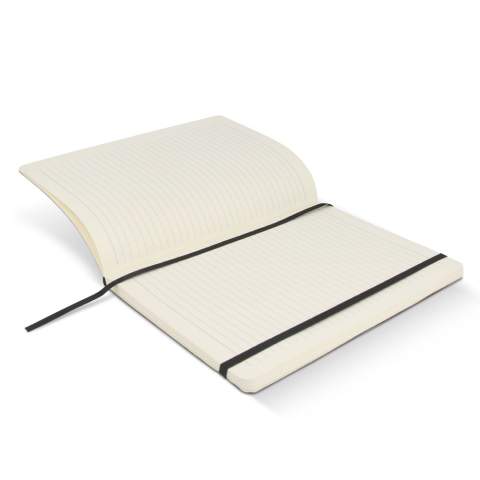 Voici notre carnet Maxi Soft Cover, un mélange parfait d'élégance et de fonctionnalité. Avec ses luxueuses pages lignées de couleur crème, écrire devient un plaisir. Le ruban intégré vous permet de ne jamais perdre votre place, tandis que l'élastique assure la sécurité de vos pensées.