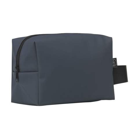 WoW! Praktische en stevige toilettas voor het opbergen van persoonlijke verzorgingsaccessoires. Gemaakt van waterafstotend PU, 7% gerecycled PU en 32% gerecycled polyester. Deze toilettas kan tegen een stootje en is bovendien gemakkelijk schoon te houden. Ideaal voor gebruik in badkamers en douchruimtes. De binnenzijde is afgewerkt met een 210D RPET polyester voering. Het royale ritsvak is voorzien van elastische banden en een handig zijvak, waardoor het eenvoudig is om al je benodigdheden georganiseerd op te bergen. Daarnaast heeft de toilettas een extra ritsvak aan de voorzijde en een handige draaglus. Een stoere allrounder voor dagelijks gebruik. RCS-gecertificeerd. Totaal gerecycled materiaal: 39%.