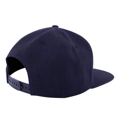 Je outfit is pas echt af met deze stoere, high profile cap uit onze retail lijn. De cap heeft zes panelen, een platte klep en een hoge pasvorm. Maak de street-look compleet met een kleurrijke transfer of borduring op de voorzijde. 