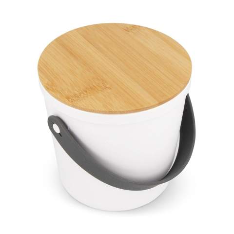 Duurzame lunchcontainer, gemaakt van gerecycled polypropyleen (PP) en bamboe, met handig handvat en bestek. De milieubewuste keuze voor het bewaren van je maaltijden.
