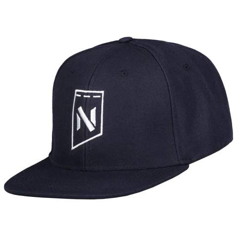 Je outfit is pas echt af met deze stoere, high profile cap uit onze retail lijn. De cap heeft zes panelen, een platte klep en een hoge pasvorm. Maak de street-look compleet met een kleurrijke transfer of borduring op de voorzijde. 