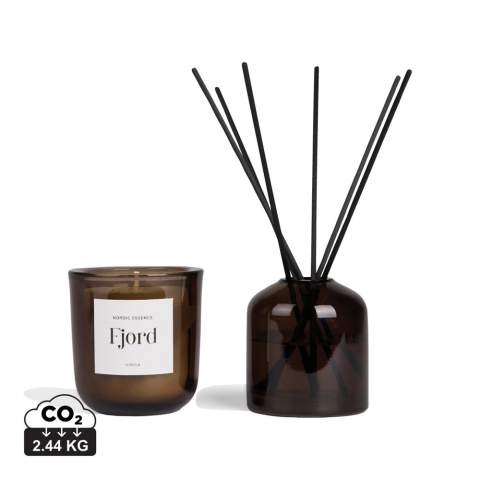 Découvrez l'essence du paysage nordique avec cet ensemble de bougies et de diffuseurs. Un cadeau élégant pour tous les sens, avec une fragrance soigneusement élaborée en s'inspirant des montagnes nordiques. Créez une atmosphère apaisante au bureau ou à la maison. La bougie est composée à 100 % de cire de soja et a une durée de combustion d'environ 20 heures. Une fois la bougie consumée, le récipient en verre peut être réutilisé comme porte-bougie chauffe-plat ou pour de petits objets de consommation courante. Les bâtonnets diffuseurs peuvent être utilisés de préférence deux par deux.
