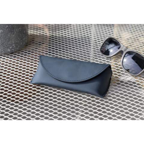 Cet étui à lunettes de soleil design est fabriqué à partir de déchets de cuir recyclés (provenant de cuir italien) et de liants naturels. Un produit de la marque MADE out of. Le cuir recyclé est très solide, a un bel aspect mat et sent aussi le cuir. La couche supérieure colorée est constituée d'un revêtement PU très fin, de 100% à base d'eau. Étui à lunettes de soleil durable avec fermeture magnétique. Protège vos lunettes de soleil lorsqu'elles ne sont pas portées. Fait main. Conception hollandaise. Fabriqué en Hollande.  Informations supplémentaires sur le délai de livraison : 1 - 100 pièces : 2 semaines, 100 - 250 pièces : 3 semaines, 250 - 500 pièces : 4 semaines, 500 - 1 000 pièces : 5 semaines. À partir de 1 000 pièces, prix et délai de livraison sur demande.