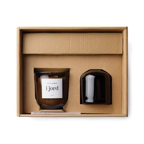 Découvrez l'essence du paysage nordique avec cet ensemble de bougies et de diffuseurs. Un cadeau élégant pour tous les sens, avec une fragrance soigneusement élaborée en s'inspirant des montagnes nordiques. Créez une atmosphère apaisante au bureau ou à la maison. La bougie est composée à 100 % de cire de soja et a une durée de combustion d'environ 20 heures. Une fois la bougie consumée, le récipient en verre peut être réutilisé comme porte-bougie chauffe-plat ou pour de petits objets de consommation courante. Les bâtonnets diffuseurs peuvent être utilisés de préférence deux par deux.