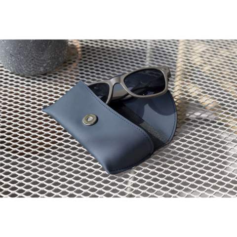 This designer sunglasses case is made from recycled leather waste (from Italian leather) and natural binders. A product of the MADE out of brand. The recycled leather is very sturdy, has an attractive matte appearance and also smells like leather. The coloured top layer is made of a very thin 100% water-based PU coating. Durable sunglasses case with magnetic closure. Protects your sunglasses when not in use. Handmade. Dutch design. Made in Holland.