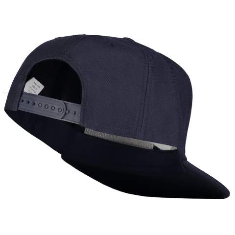 Je outfit is pas echt af met deze stoere, high profile cap uit onze retail lijn. De cap heeft zes panelen, een platte klep en een hoge pasvorm. Maak de street-look compleet met een kleurrijke transfer of borduring op de voorzijde. 