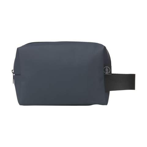 WoW! Praktische en stevige toilettas voor het opbergen van persoonlijke verzorgingsaccessoires. Gemaakt van waterafstotend PU, 7% gerecycled PU en 32% gerecycled polyester. Deze toilettas kan tegen een stootje en is bovendien gemakkelijk schoon te houden. Ideaal voor gebruik in badkamers en douchruimtes. De binnenzijde is afgewerkt met een 210D RPET polyester voering. Het royale ritsvak is voorzien van elastische banden en een handig zijvak, waardoor het eenvoudig is om al je benodigdheden georganiseerd op te bergen. Daarnaast heeft de toilettas een extra ritsvak aan de voorzijde en een handige draaglus. Een stoere allrounder voor dagelijks gebruik. RCS-gecertificeerd. Totaal gerecycled materiaal: 39%.