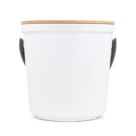 Duurzame lunchcontainer, gemaakt van gerecycled polypropyleen (PP) en bamboe, met handig handvat en bestek. De milieubewuste keuze voor het bewaren van je maaltijden.