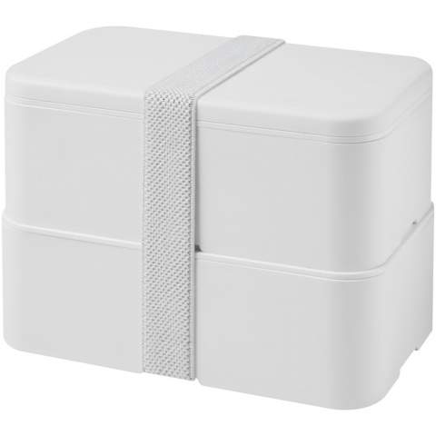 La lunch box MIYO Pure à deux blocs utilise la technologie Biomaster, qui offre une protection contre la croissance des micro-organismes nocifs sur les surfaces de la boîte à déjeuner, qui est efficace pendant toute la durée de vie du produit sans affecter sa recyclabilité. La lunch box offre deux blocs d'une capacité de 700 ml. Le couvercle est maintenu en place à l'aide d'un élastique fabriqué à partir de PET recyclé. Passe au micro-ondes, passe au lave-vaisselle, sans bisphénol A et entièrement recyclable. Fabriquée au Royaume-Uni et emballée dans un sac compostable. Vous pouvez également personnaliser totalement votre MIYO en ajoutant sur le couvercle le nom de la personne qui la reçoit - merci de nous contacter pour plus d'informations.