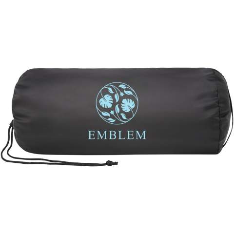 Couverture en polaire molletonnée RPET ultra-douce certifiée GRS. Livrée avec une pochette de transport en RPET 190T avec fermeture à cordon. Emballée dans un sac en polyéthylène recyclé. Dimensions de la pochette : longueur 37 cm, diamètre 16 cm.
