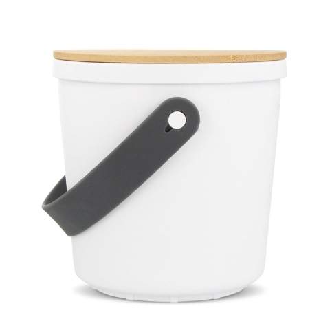 Duurzame lunchcontainer, gemaakt van gerecycled polypropyleen (PP) en bamboe, met handig handvat en bestek. De milieubewuste keuze voor het bewaren van je maaltijden.