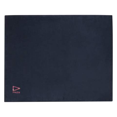 Couverture en polaire molletonnée RPET ultra-douce certifiée GRS. Livrée avec une pochette de transport en RPET 190T avec fermeture à cordon. Emballée dans un sac en polyéthylène recyclé. Dimensions de la pochette : longueur 37 cm, diamètre 16 cm.